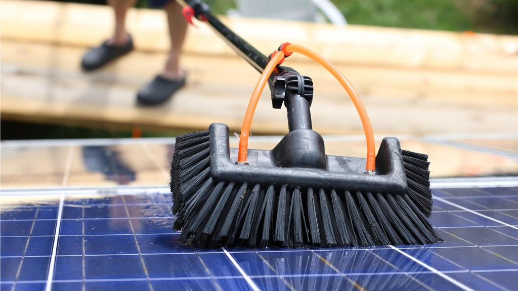Sistema manual de limpieza de paneles solares