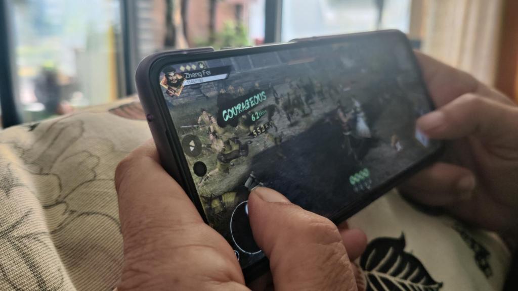 Jugando a Dinasty Warriors: Overlords en el Razr 40