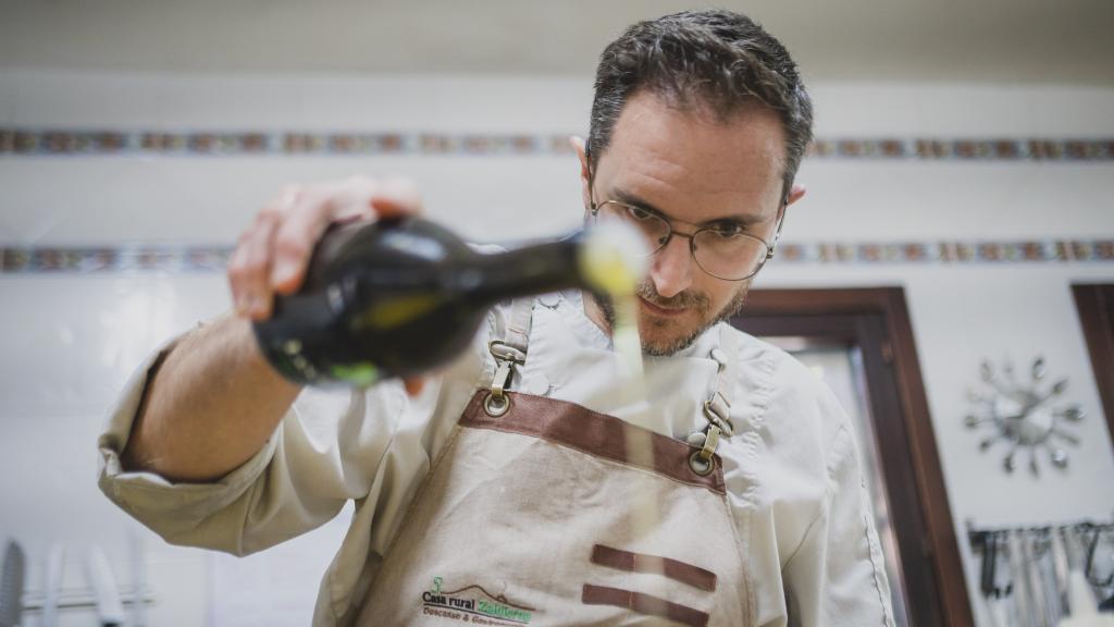 El chef Antonio Pérez, que se formó en las cocinas del restaurante de Quique Dacosta en Dénia y con el legendario Francis Paniego (Echaurren), rocía con aceite riojano uno de los platos del menú degustación de Casa Zaldierna
