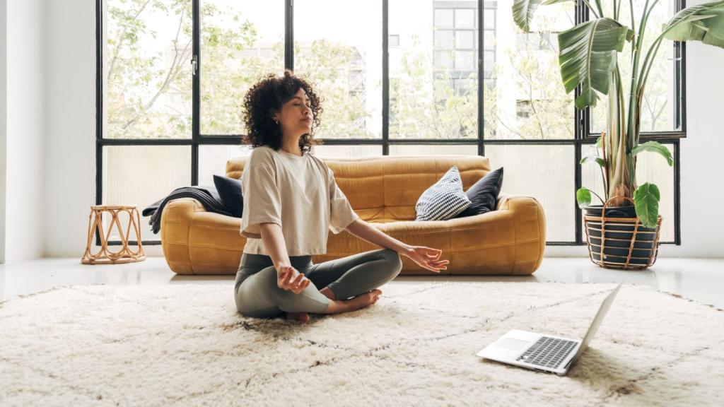 Una mujer, meditando.