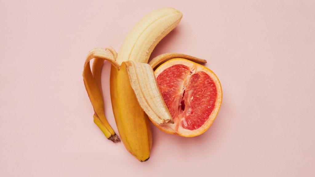 Imagen de archivo de un plátano y un pomelo.