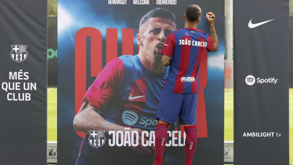 Cancelo firma un mural con su imagen.