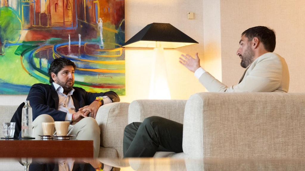 El presidente de Murcia en funciones, López Miras, junto con el presidente de Vox en la región, José Ángel Antelo