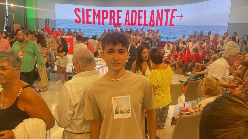 Uno de los más jóvenes en el acto de Sánchez en Málaga.