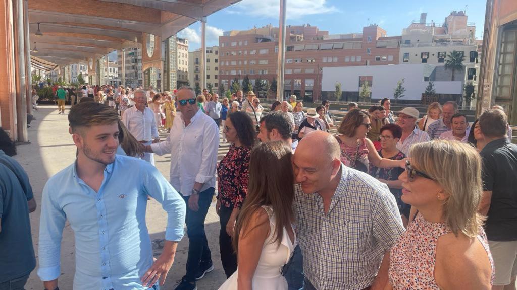 Los simpatizantes hacen cola en el hotel donde se celebra el acto.