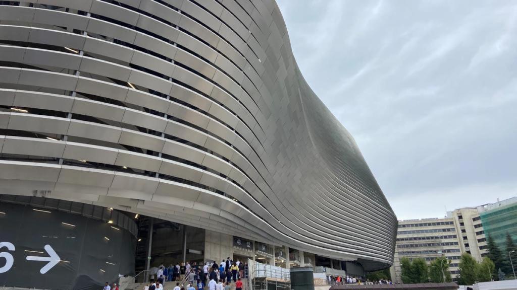 Alrededores del Estadio Santiago Bernabéu antes de comenzar el partido.