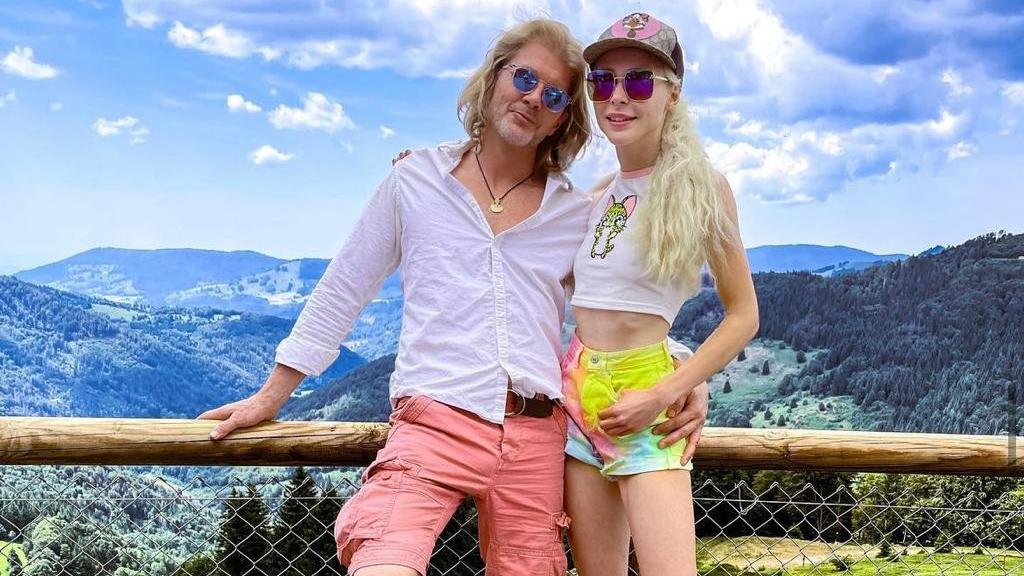 La modelo Theresia Fischer con su actual pareja.