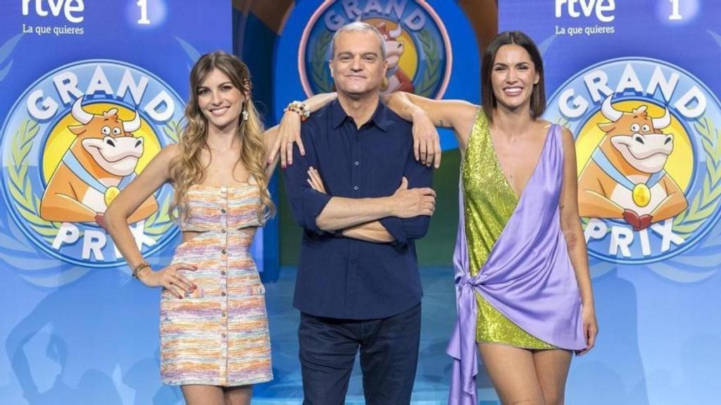 Michelle Calvó junto a Ramón García y Cristinini en el 'Grand Prix'.