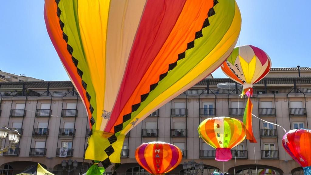 Suelta de globos en Elda.