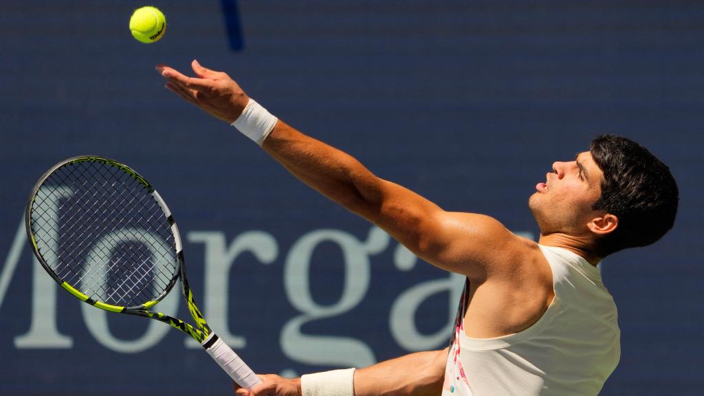 Carlos Alcaraz realiza un saque frente a Evans en el US Open.