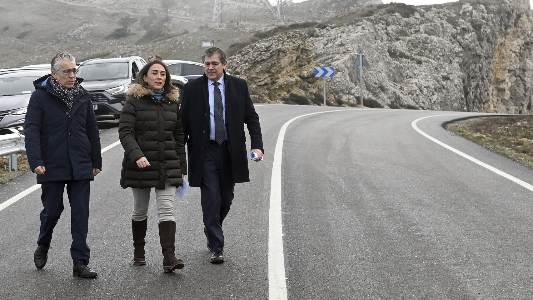 La consejería de Movilidad y Transformación Digital, María González Corral, visita la carretera BU-504 tras las obras