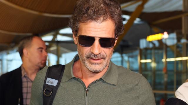 Rodolfo Sancho en el aeropuerto de Madrid, antes de poner rumbo a Tailandia.