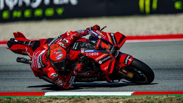 Pecco Bagnaia traza un viraje con su Ducati GP23, en el circuito de Barcelona-Catalunya.