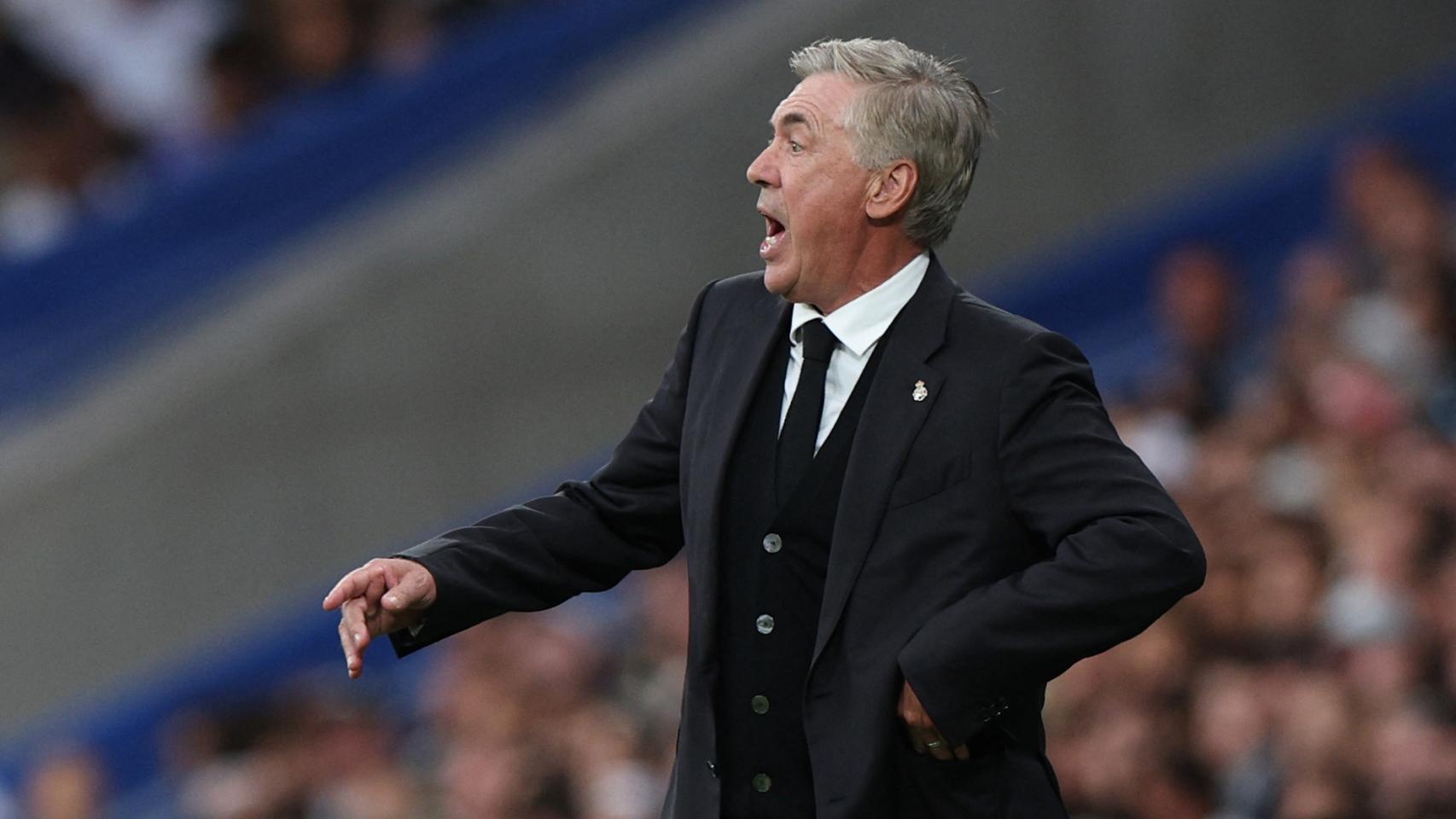 Carlo Ancelotti, dando instrucciones sobre el terreno de juego frente al Getafe.