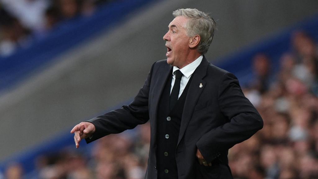 Carlo Ancelotti, dando instrucciones sobre el terreno de juego frente al Getafe.