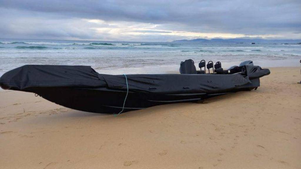 Una narcolancha empleada para introducir inmigrantes, varada en una playa de Marruecos.