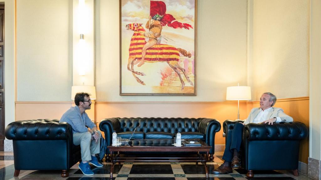Jorge Azcón, presidente de la Diputación General de Aragón, con el periodista Alberto D. Prieto, durante la entrevista.