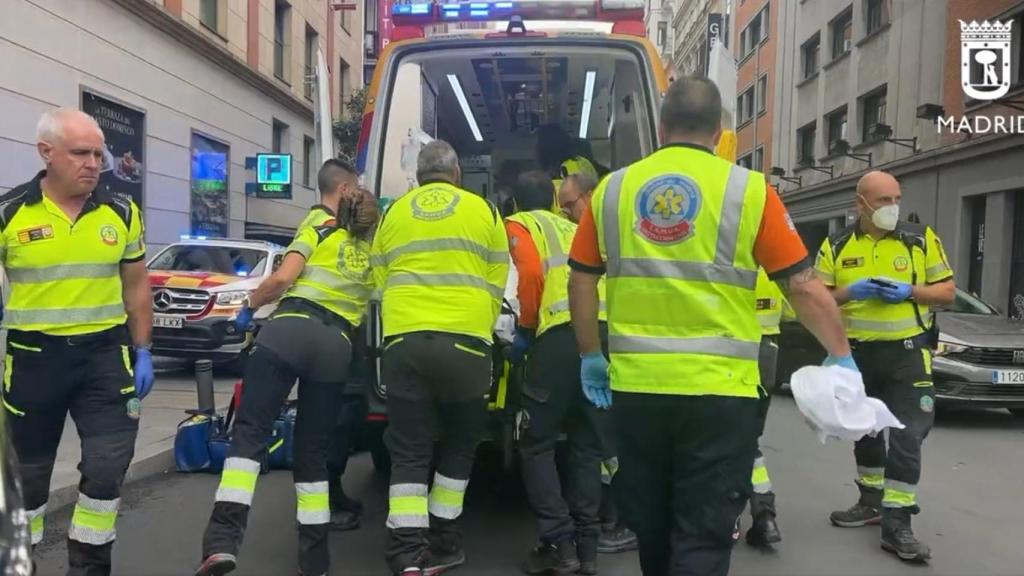 Sanitarios de Samur Protección Civil en la calle San Bernardo, junto a la Gran Vía.