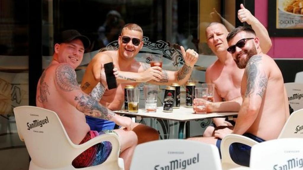 Varios turistas ingleses en un bar de Benidorm.