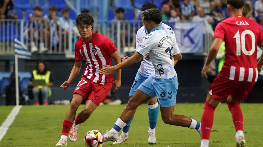 Kevin Medina lucha un balón en el duelo contra el Atlético de Madrid 'B'.