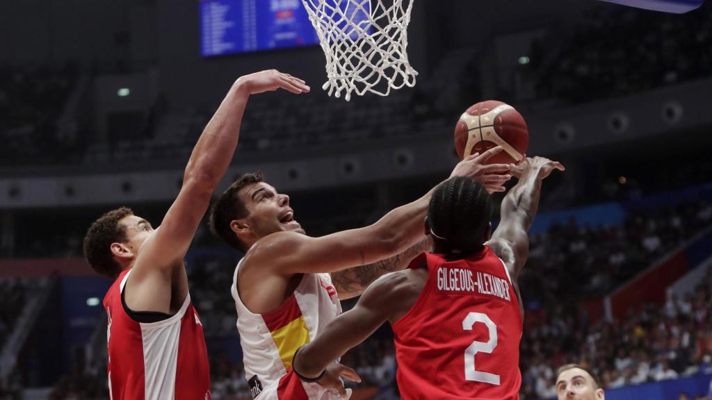 Willy Hernangómez ante la defensa de Canadá