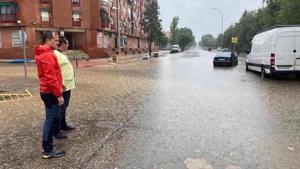El alcalde de Toledo, Carlos Velázquez, comprueba los efectos de la DANA en Toledo