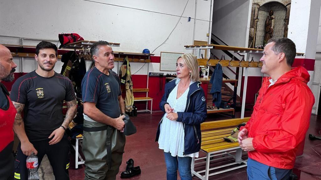 Carlos Velázquez e Inés Cañizares han visitado a los bomberos