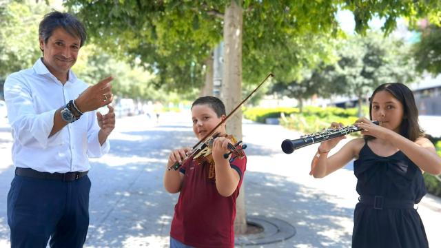 Fran Maestre con Bogdan y Mariola, en el paseo de Campoamor de Alicante.