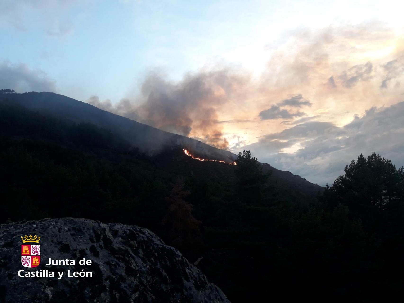 Imagen de uno de los incendios activos en Castilla y León