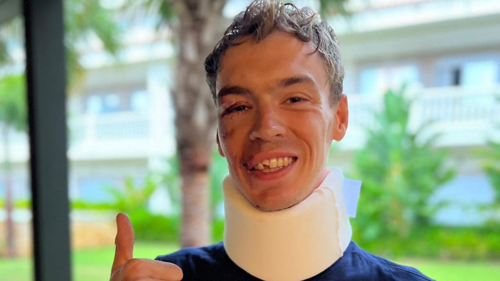Thymen Arensman, tras salir del hospital en La Vuelta.