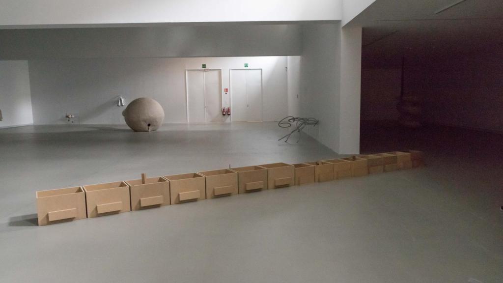 Vista de la exposición con 'Uno zurdo y uno diestro, y uno zurdo y uno diestro', 2014, 'Vis. (II)', 2020, y 'Sin Título', 2023