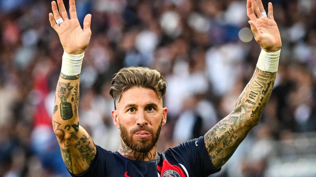 Sergio Ramos saluda a la afición en un partido con el Paris Saint-Germain