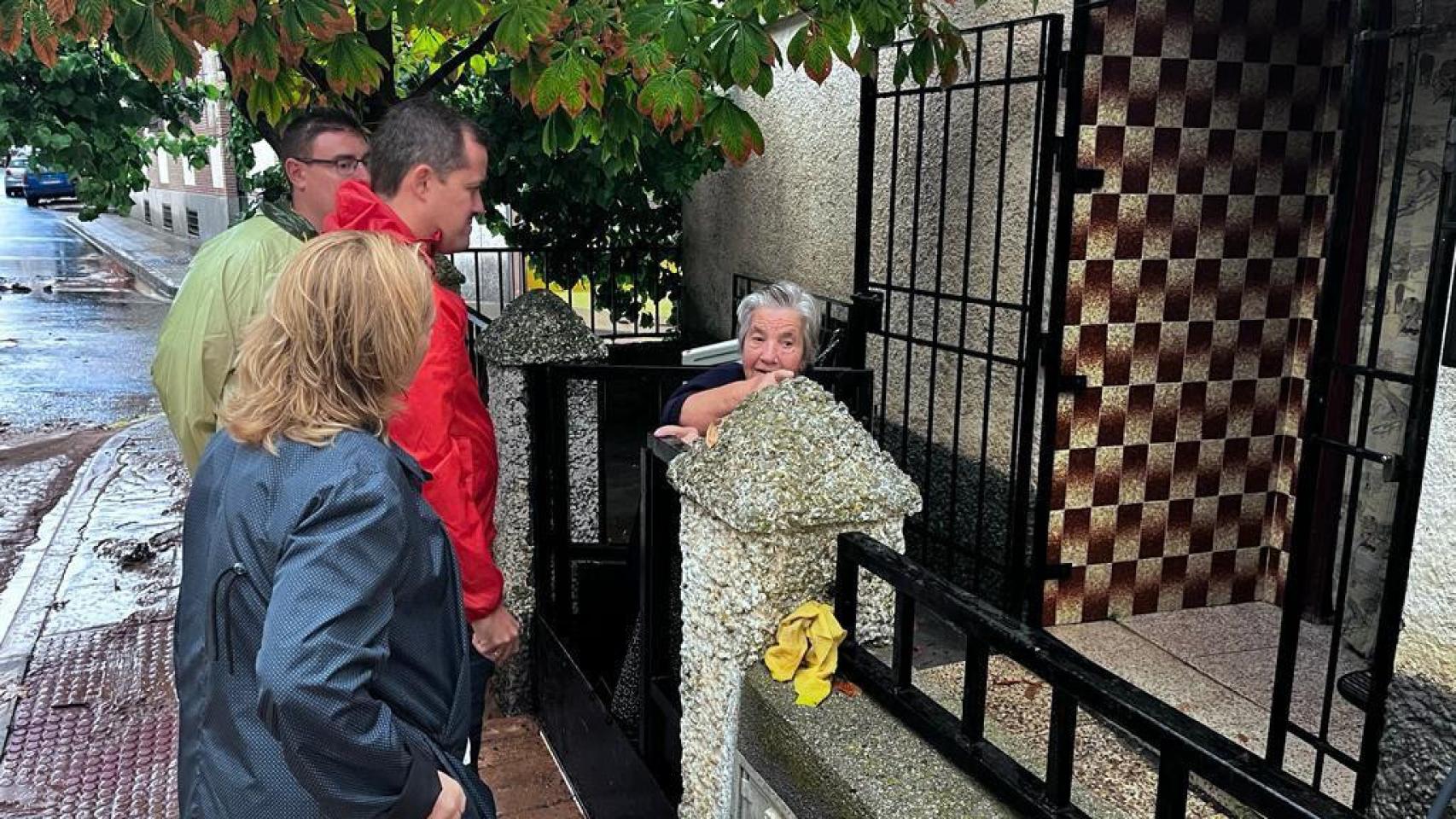 El alcalde de Toledo, Carlos Velázquez, ha visitado este domingo a algunos de los afectados por la DANA