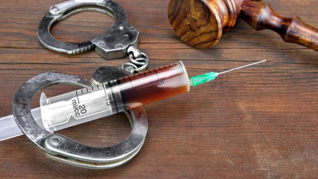 Una dosis de pentobarbital junto a un crucifijo y un mazo de madera.