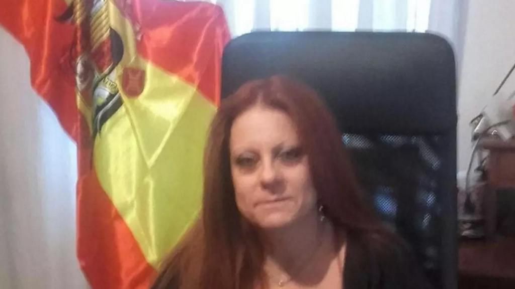 Esmeralda Pastor, en su despacho con la bandera franquista a sus espaldas.