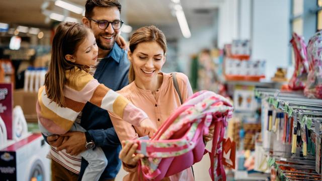 Imagen de archivo de una familia comprando el material escolar para la vuelta al cole.