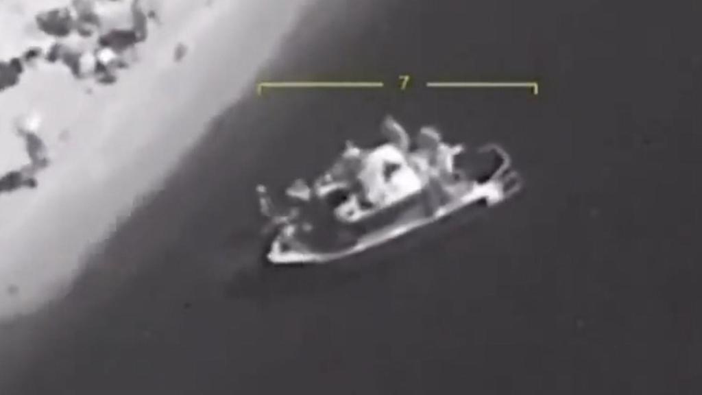 Una lancha en la costa de Crimea.