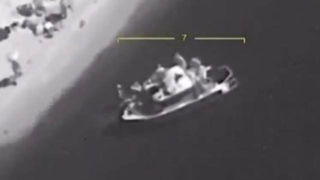 Una lancha en la costa de Crimea.