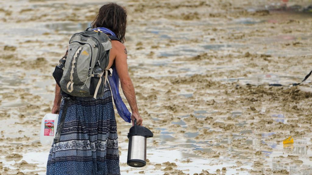 Una mujer camina en el recinto del festival.