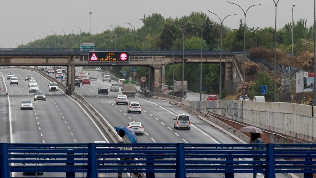 Vista de la autovía A2 dirección Barcelona, con tráfico despejado a pesar de la DANA que ha afectado en las últimas horas a la Comunidad de Madrid.