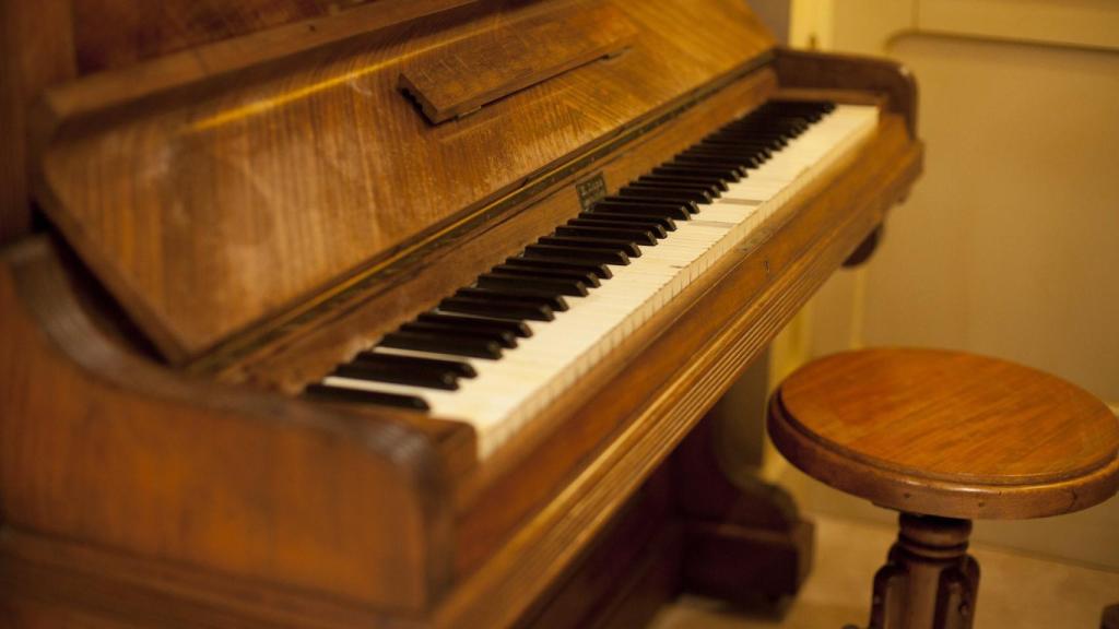 El piano del hotel La Perla, en su biblioteca.