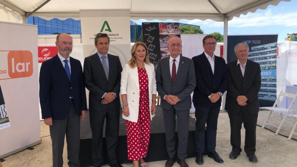 Las autoridades y los directivos de la empresa en la presentación oficial.
