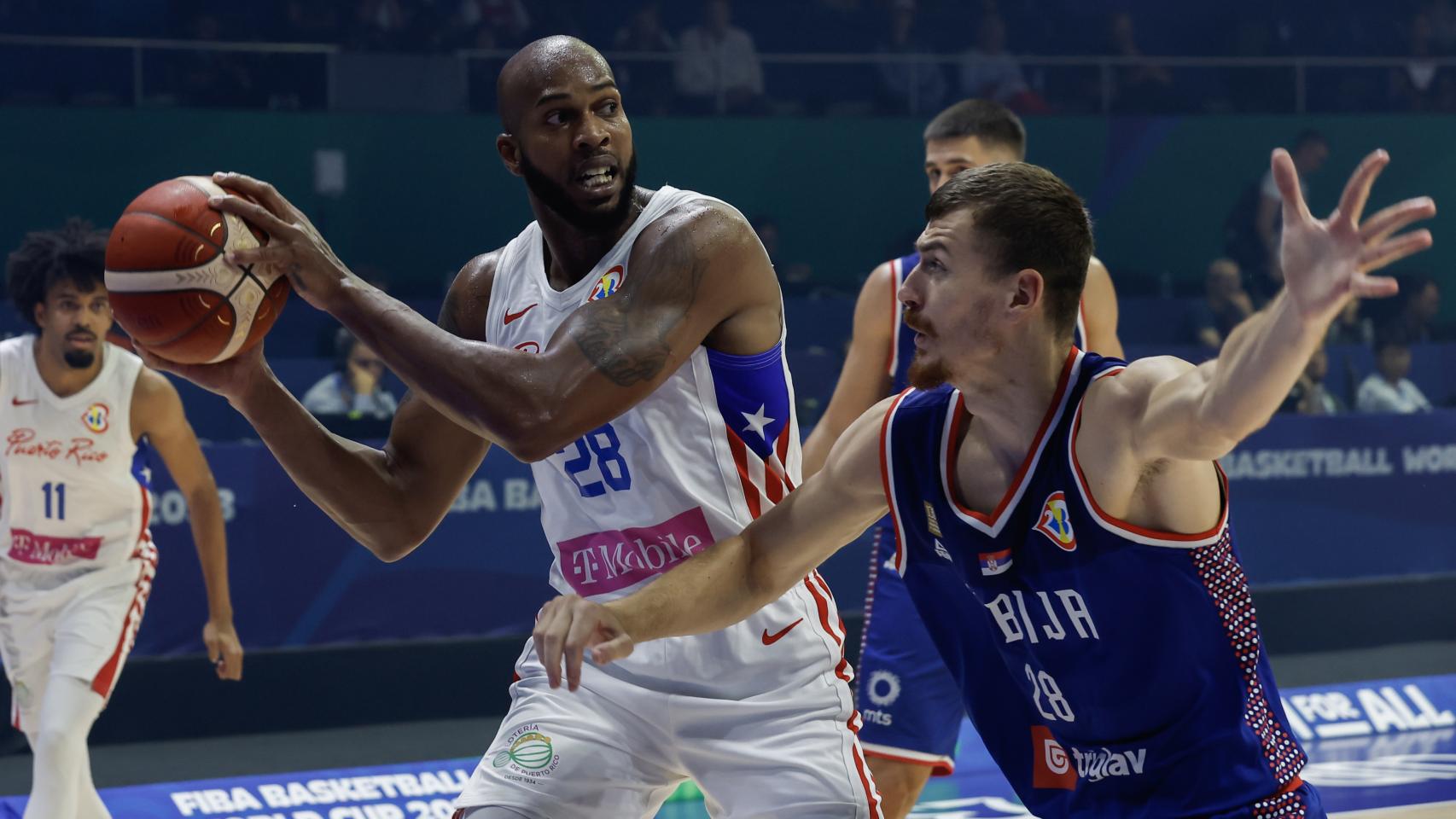 Borisa Simanic, a la derecha, durante el partido entre Serbia y Puerto Rico
