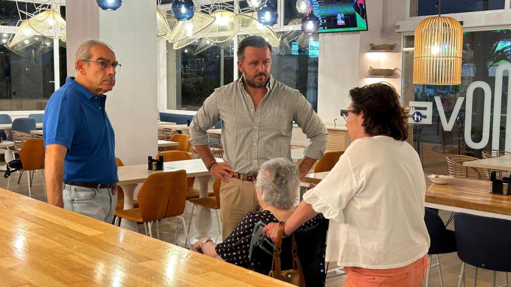 El alcalde de Elche, Pablo Ruz, en su visita a los vecinos desalojados.