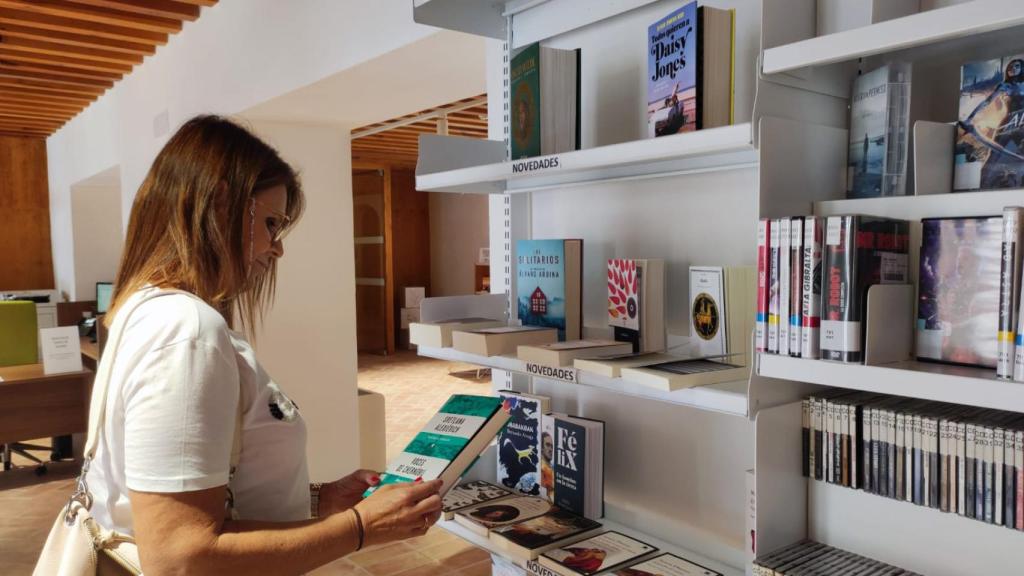 Visitante de la biblioteca pública Jorge Guillén.