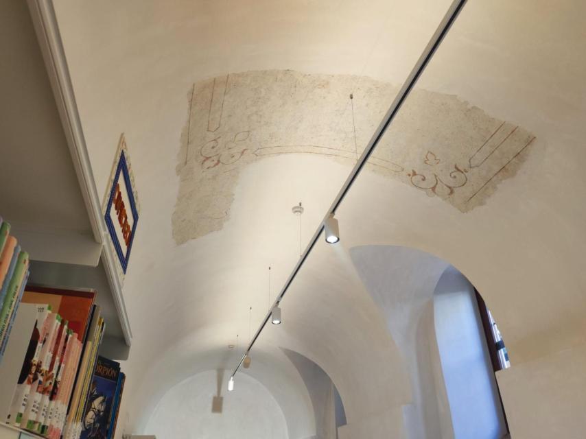 Restos de pinturas murales en la Sala Juvenil de la biblioteca.