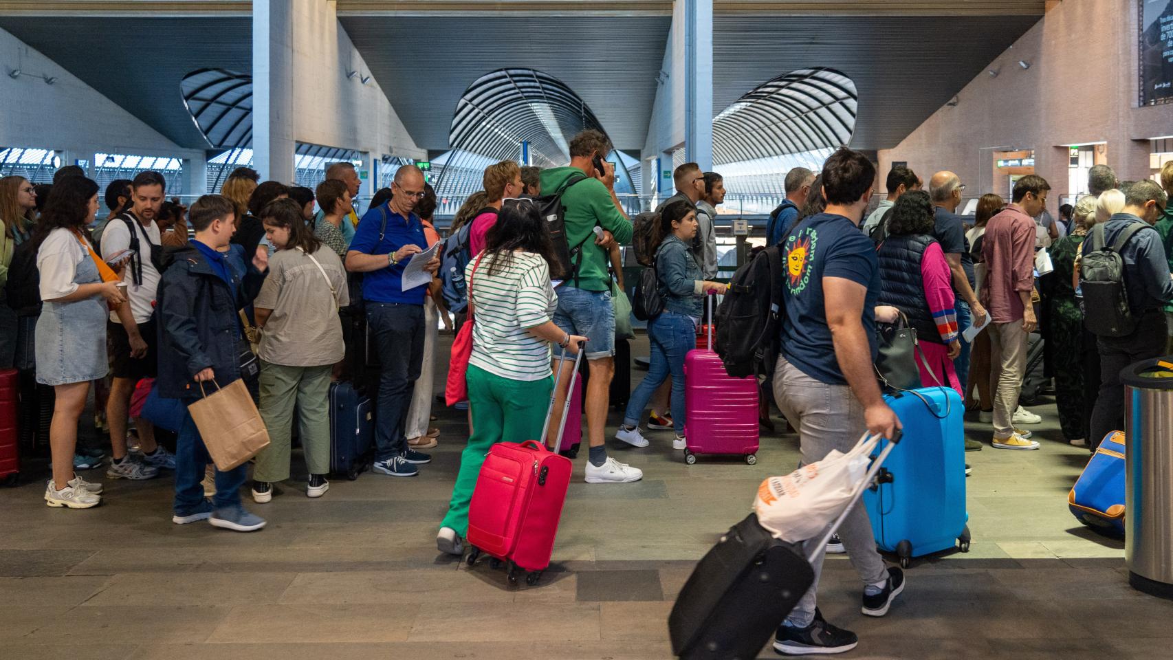 Cientos de usuarios de la línea Madrid-Sevilla afectados por los retrasos en la estación de Santa Justa a 04 de septiembre del 2023 en Sevilla (Andalucía, España).