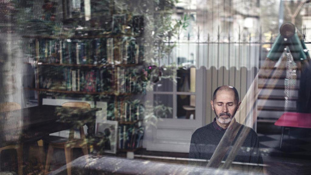 André posa en 2018 para un retrato en su casa.