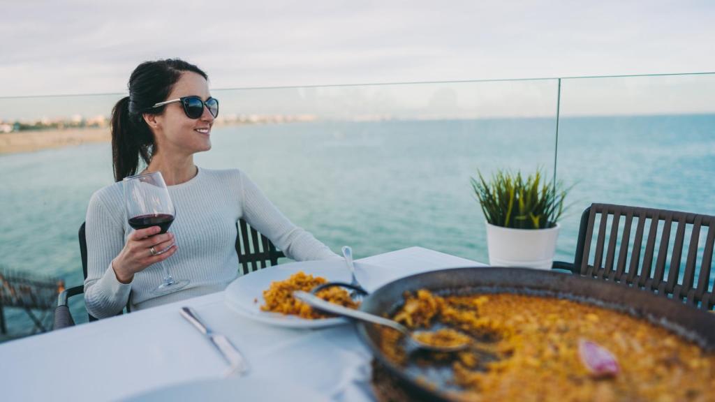 Comiendo arroz junto al mar