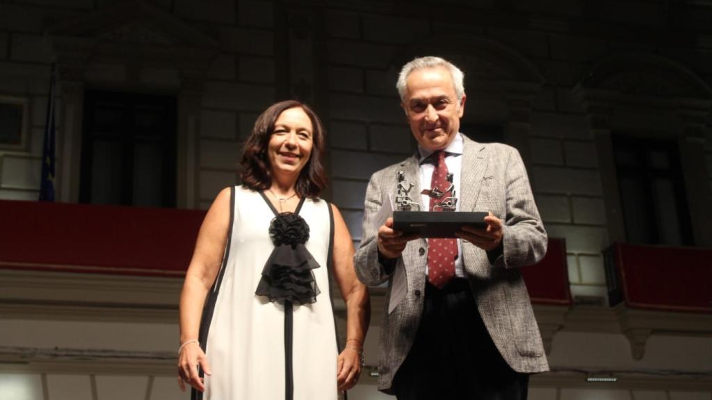 La alcaldesa de Alcázar de San Juan, Rosa Melchor, y el doctor Luis Caballero Martínez
